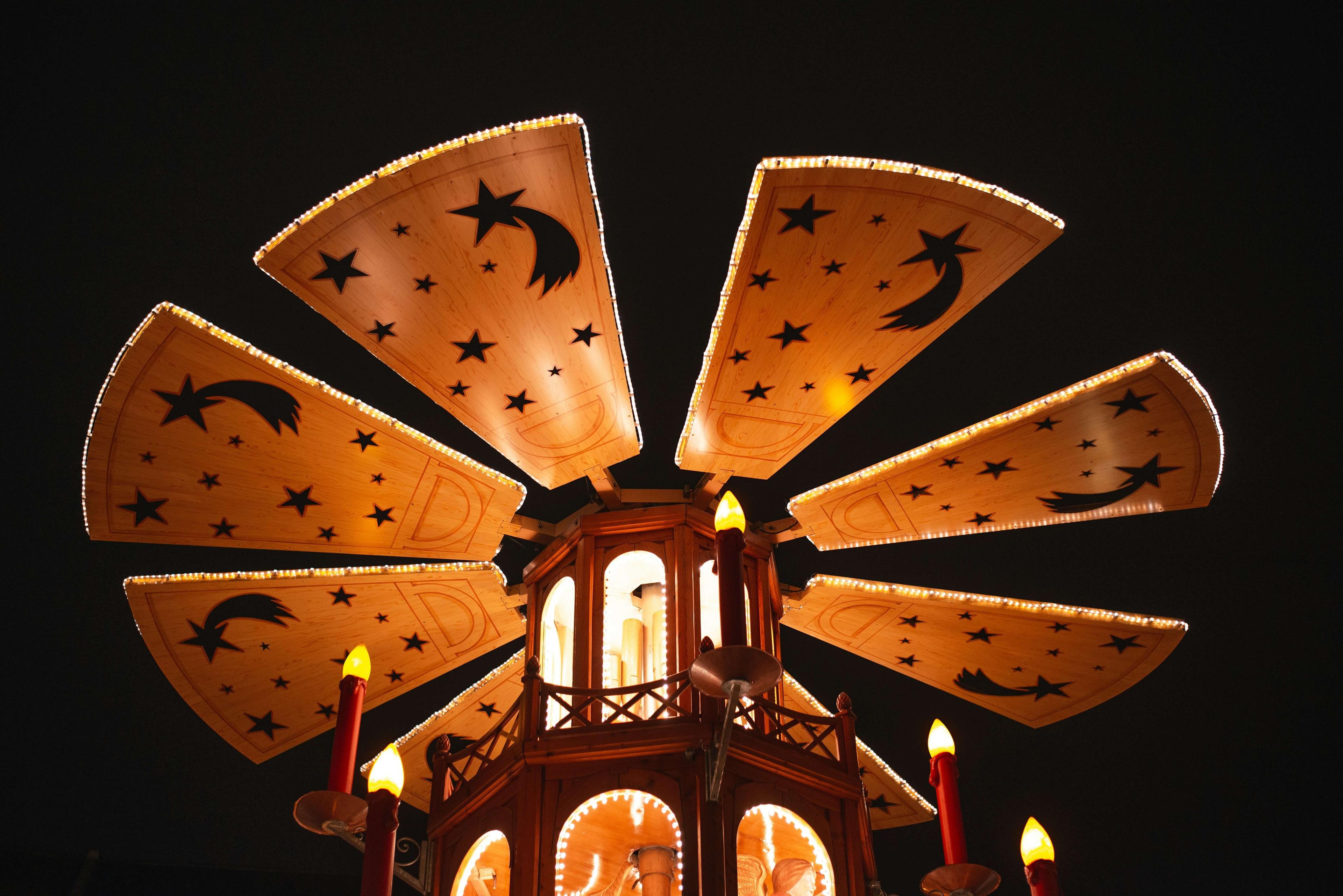 Spitze der Weihnachtspyramide auf dem Christkindlmarkt in Augsburg
