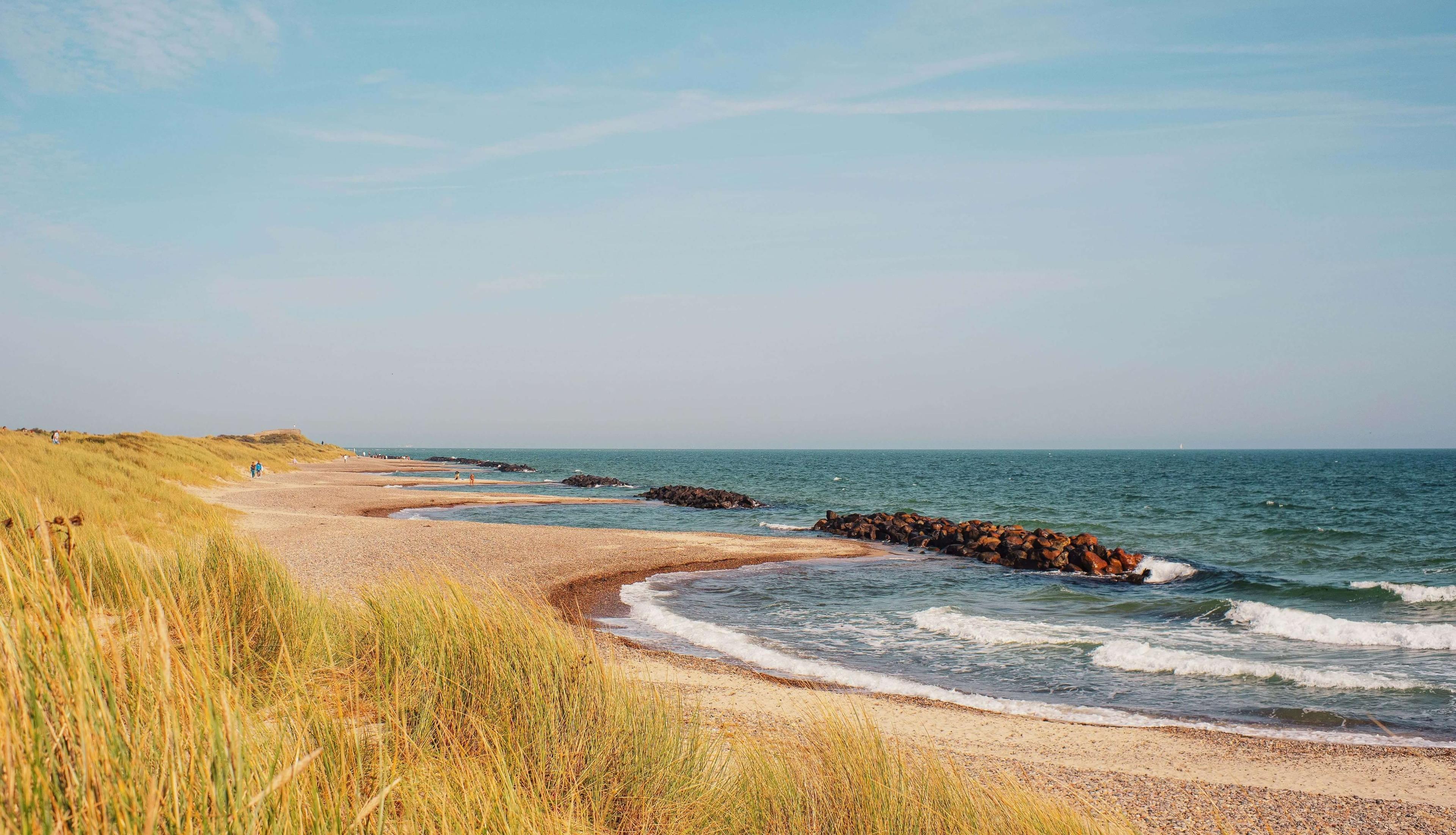 Blick auf das Meer vom Strand in Dänemark