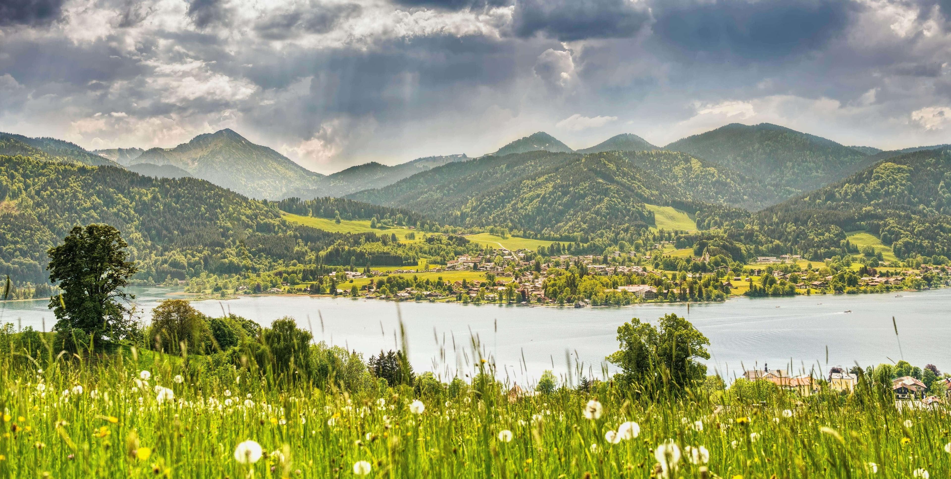 Blick auf einen See mit Bergen im Hintergrund