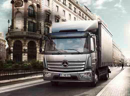 STARCAR Mercedes Atego 12 Tonner fährt auf einer Stadtstraße.
