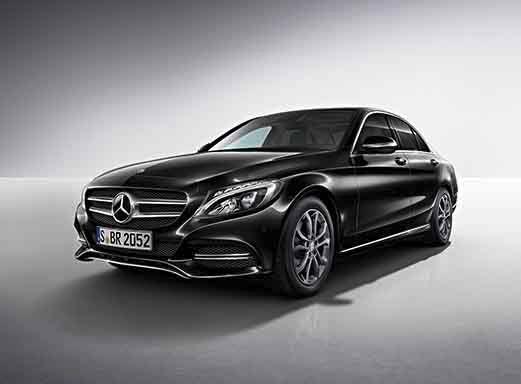 Mercedes Benz C200, eine schlanke schwarze Limousine auf heller Oberfläche geparkt.
